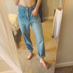 HIGH WAISTED LIGHT WASH JEANS✨🤍